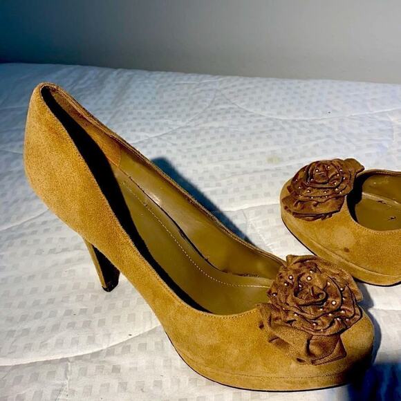 BCBGeneration Tan Suede Leather Platform Heels Gold Studded Vamp Rosettes 9.5 - Picture 10 of 16